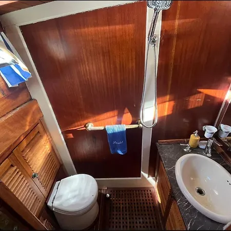 Bateau-hôtel Besahet *